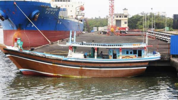  தனியாகச் சென்ற படகு