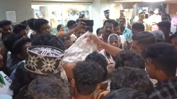 சாலை மறியல் சாலை மறியல்