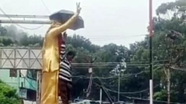  குடைக்குள் எம்ஜிஆர்