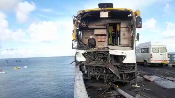Accident on Pamban road bridge Private bus collided head - 5 injured 