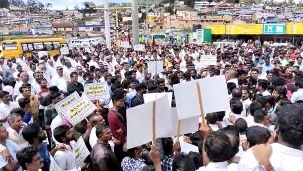 இளைஞரணி நிர்வாகியை நகரச் சொன்ன மா.செ 