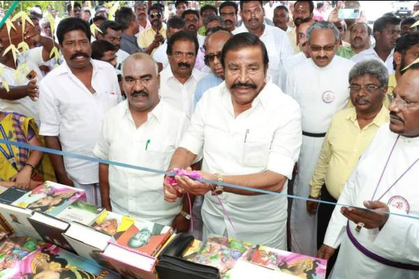 எங்களை மிரட்டுகிறார்கள் 