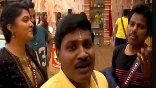 வெளியே தான் மகிழ்ச்சி போல