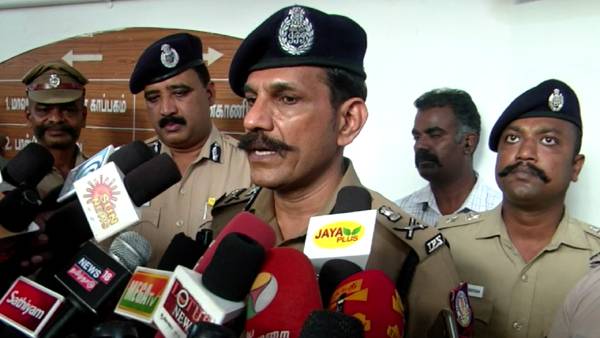 காவலர்களிடம் விளக்கம் 