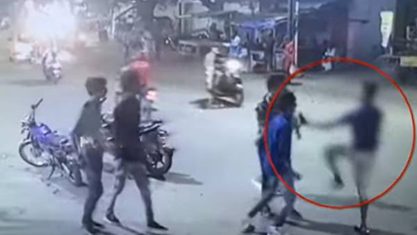 கேள்விக்கேட்ட காவலர்.. கேள்விக்கேட்ட காவலர்..