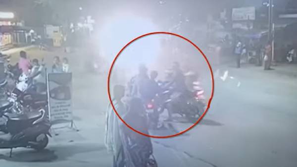 வேகமாக வந்த மோட்டார் சைக்கிள் வேகமாக வந்த மோட்டார் சைக்கிள்