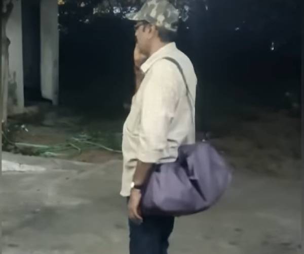  லாட்ஜ் ரூமில்