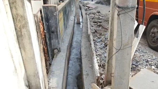 கால்வாய்க்குள் மின்கம்பம் 