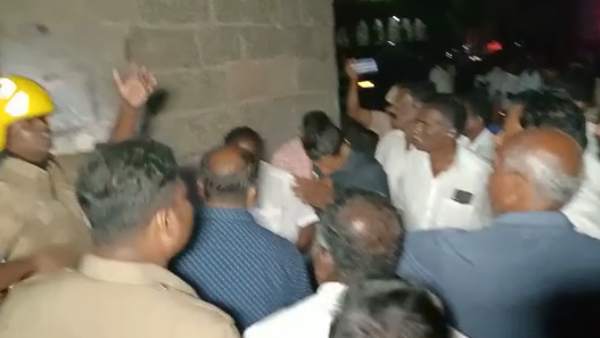 வெளியேற்றப்பட்ட பக்தர்கள் 