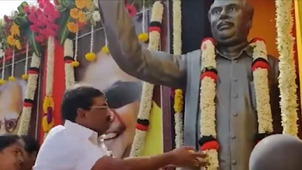  டிக் அடித்தார் 