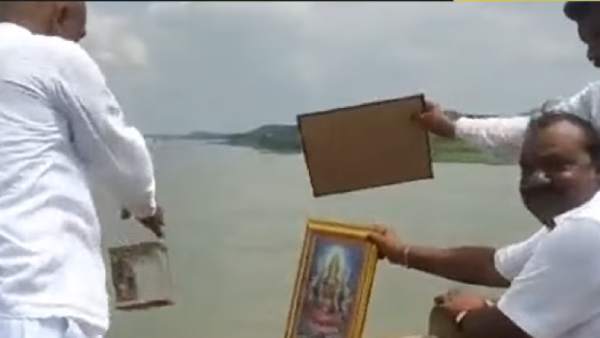 ஆற்றில் தெய்வங்களில் போட்டோ-சிலை வீச்சு 