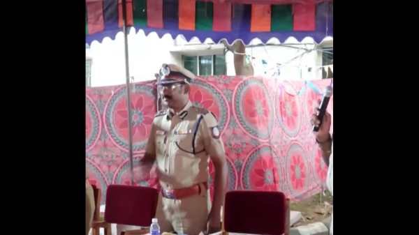  கடுகடுப்புடன் போலீசார் 