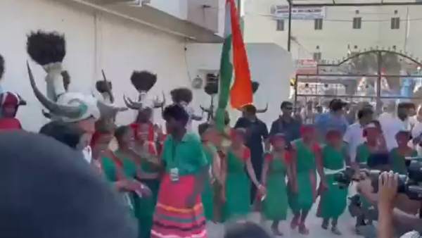 இசைக்கருவிகளை வாசித்த ராகுல் 