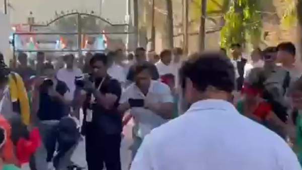 பழங்குடியின மக்களுடன் நடனம் 