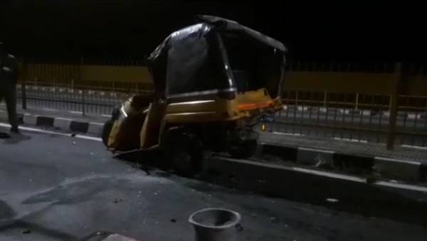 வேகமாக வந்த லாரி 