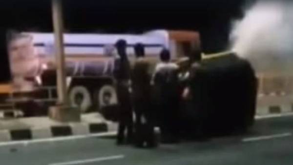  மீட்க வந்த லாரி ஓட்டுநர்கள் 