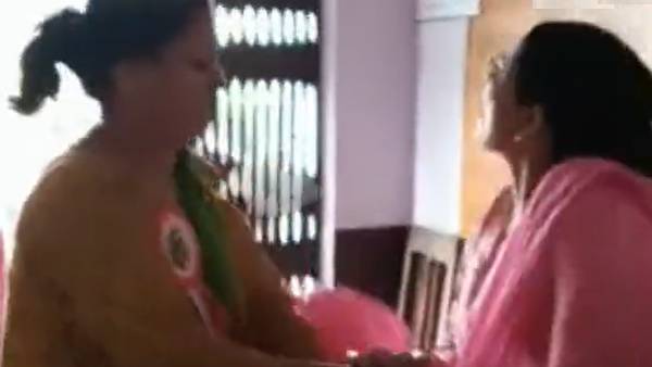 ஆசிரியைகள் குடுமிப்பிடி சண்டை 