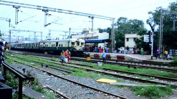 ரயிலில் தொடரும் திருட்டு 