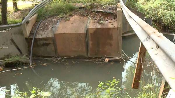  பாலம் ஒன்றின் வழியாக செல்ல.. 