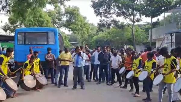  மேளதாளம் முழங்க