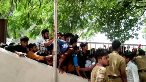  மாணவிகள் காயம் 