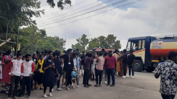  கடும் தள்ளுமுள்ளு 