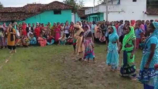  சேலையில் கபடி ஆடும் பெண்கள் 