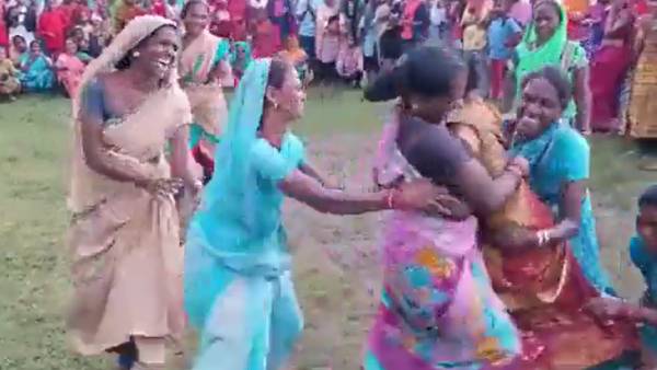  கைதட்டி உற்சாகம் 