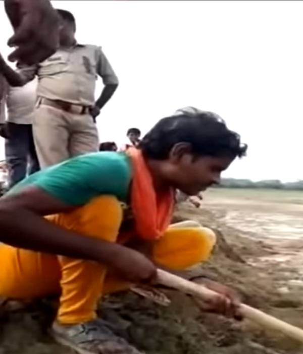 வீடியோ எடுத்த போலீஸார் வீடியோ எடுத்த போலீஸார்