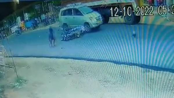 வேகமாக வந்த இனோவா கார் 