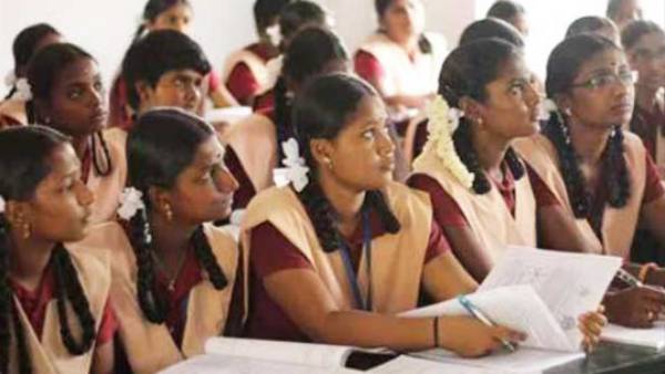 கல்வியை தொடரும் மாணவர்கள் 