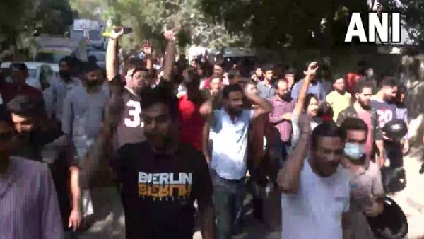  வன்முறைக்கு இரையான காஷ்மீர் பண்டிட் சமூகம் 