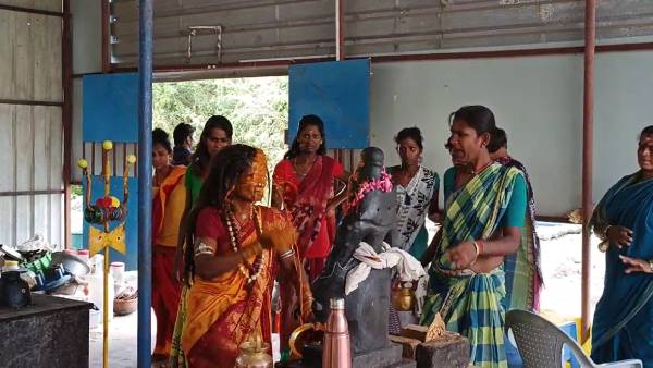 மிளகாய் பொடி தண்ணீரை பூசி கொண்ட சாமியாடி 