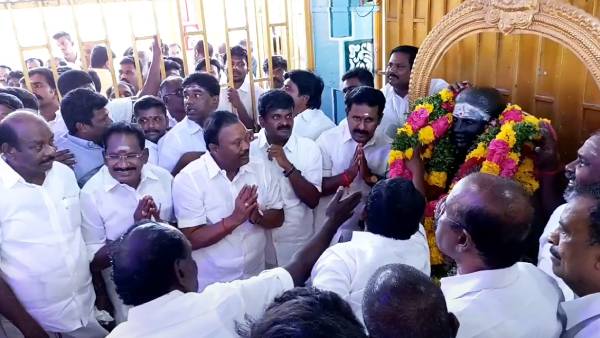 அதிமுகவில் மோதல் 