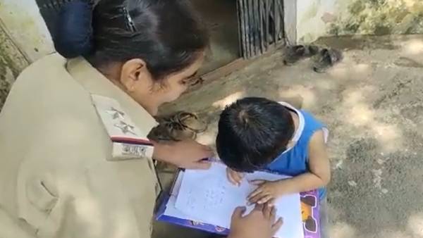 சைக்கிள் தருவதாக உள்துறை அமைச்சர் உறுதி சைக்கிள் தருவதாக உள்துறை அமைச்சர் உறுதி