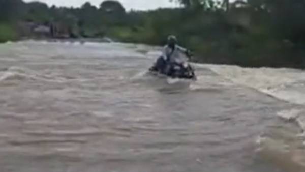 ஈரோட்டில் மழை-வெள்ளம் ஈரோட்டில் மழை-வெள்ளம்