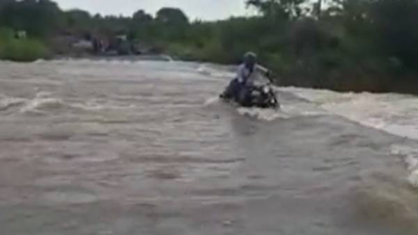 சூழ்ந்த தண்ணீரால் மக்கள் அவதி சூழ்ந்த தண்ணீரால் மக்கள் அவதி