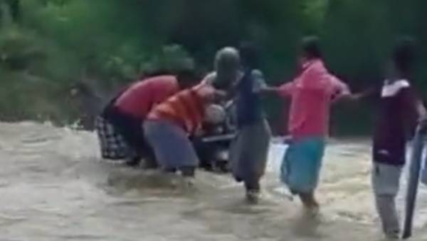 வெள்ளத்தில் சிக்கிய நபர் வெள்ளத்தில் சிக்கிய நபர்