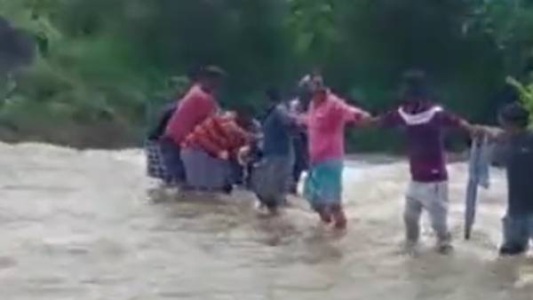 மனித சங்கிலியால் மீட்ட மக்கள் மனித சங்கிலியால் மீட்ட மக்கள்