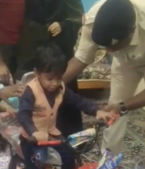  சைக்கிள் பரிசாக வழங்கிய அமைச்சர் 