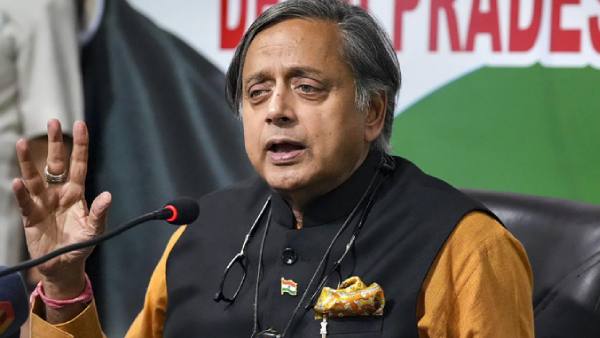 சசிதரூர் சாதனை 