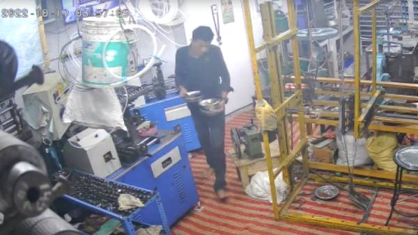  ஒரு கிலோ நகைகளுடன் ஓட்டம் 