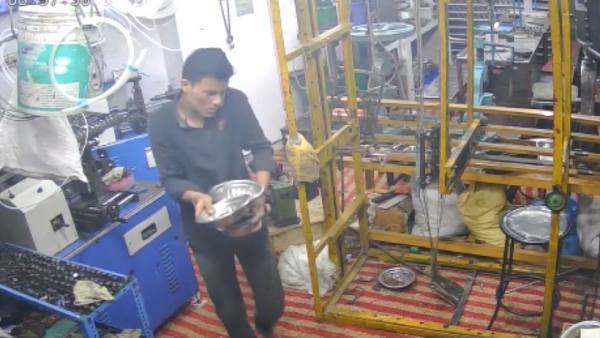 தீவிரமாக தேடும் போலீசார் 