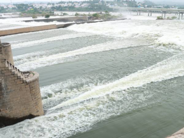 1.05 லட்சம் கன அடி நீர் திறப்பு 