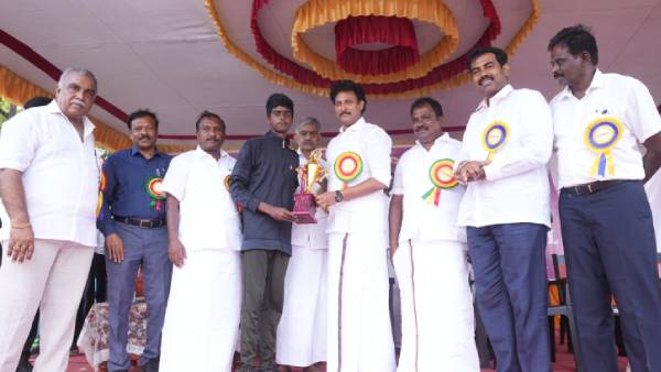 கோப்பைகளை வழங்கிய அன்பில் மகேஷ் 