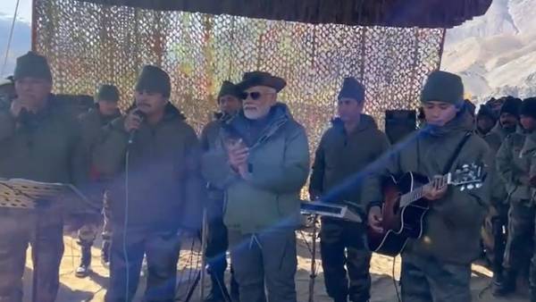  ராணுவ வீரர்களுடன் 