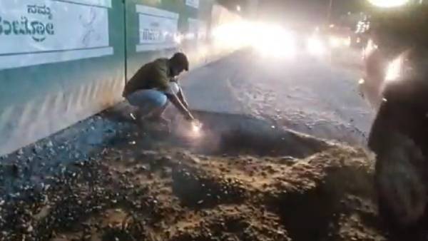 ரோட்டு பள்ளங்களில் தீபமேற்றி..