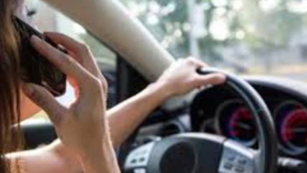 செல்போன் பேசி வாகனம் ஓட்டுதல் 