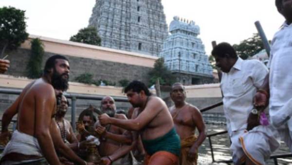 கோவிலில் தீர்த்தவாரி 