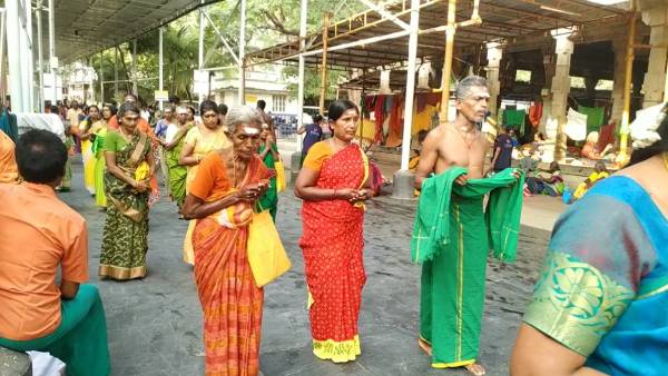திருச்செந்தூரில் குவியும் பக்தர்கள் 